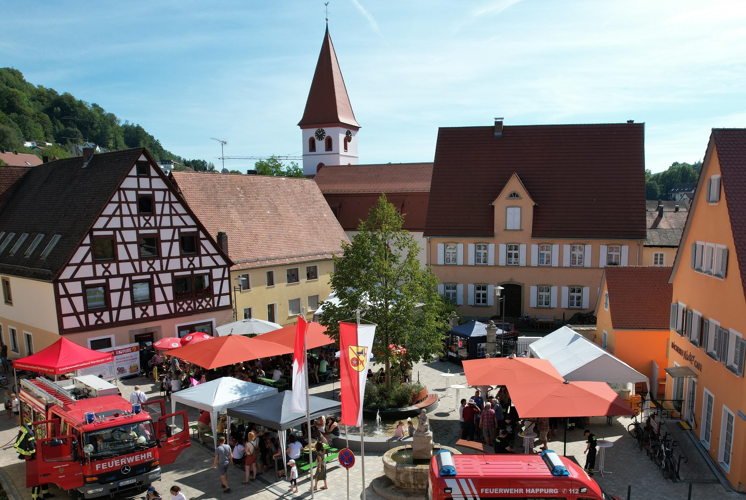 Bild Dorffest Marktplatz Happurg V. Thomas Loos Dorffest in Happurg mit Wiedereinweihung der St. Georgskirche